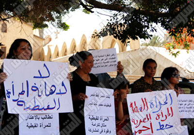 المتظاهرات القبطيات يحتججن على تصريحات بيشوى أمام الكاتدرائية أمس تصوير  على هزاع